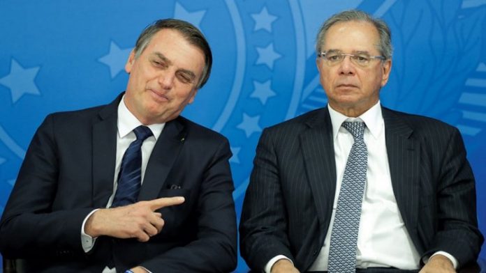 Jair Bolsonaro e Paulo Guedes se amam, mas bastam 30 segundos para o ministro dar no pé