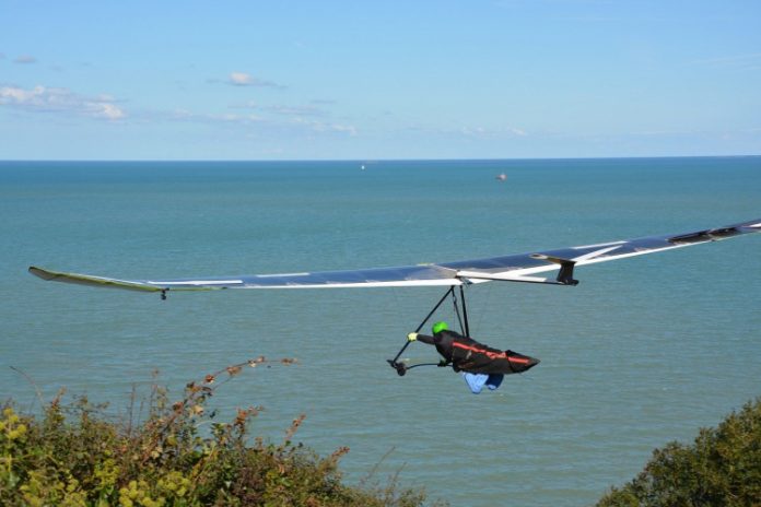 Polícia investiga relato de assédio de turista durante voo de asa delta no litoral de SP