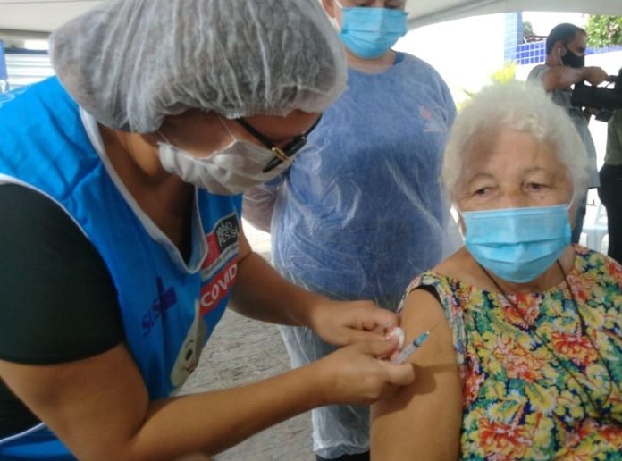 Idosos acima de 75 anos já podem ser vacinados contra a Covid-19 em Cabedelo, na PB