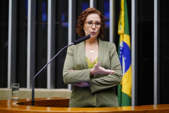 ‘Se o presidente ultrapassar o teto de gastos, sofre impeachment’, diz Carla Zambelli