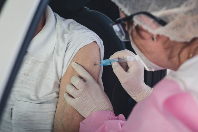 É possível contrair Covid-19 entre as duas doses da vacina? Especialistas explicam