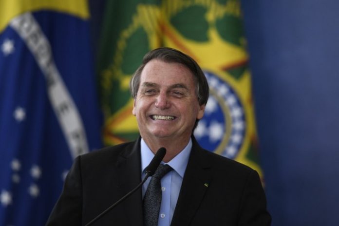 Bolsonaro publica decreto que regulamenta auxílio emergencial