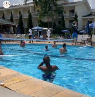 Jô e Otero curtem resort em meio a surto de Covid-19 no Corinthians