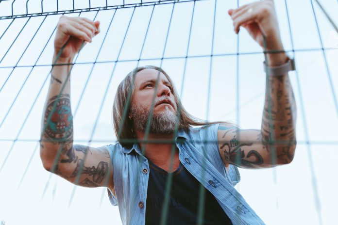 Júnior Cordeiro lança clipe de ‘Quando a Gente Ainda Revelava Fotos’, com crítica à pós-modernidade