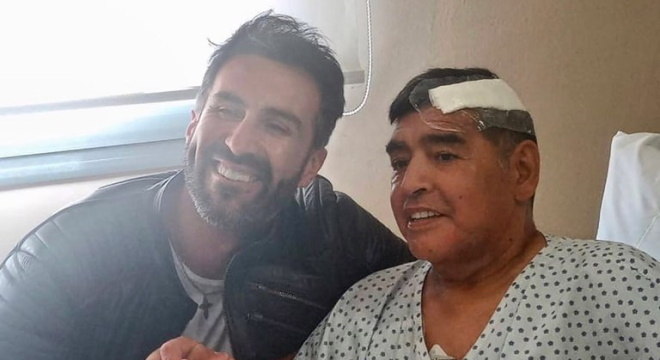 Imprensa argentina divulga mensagens de médico insultando filhas de Maradona