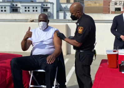 Magic Johnson, astro histórico da NBA, é vacinado contra a Covid-19 nos EUA