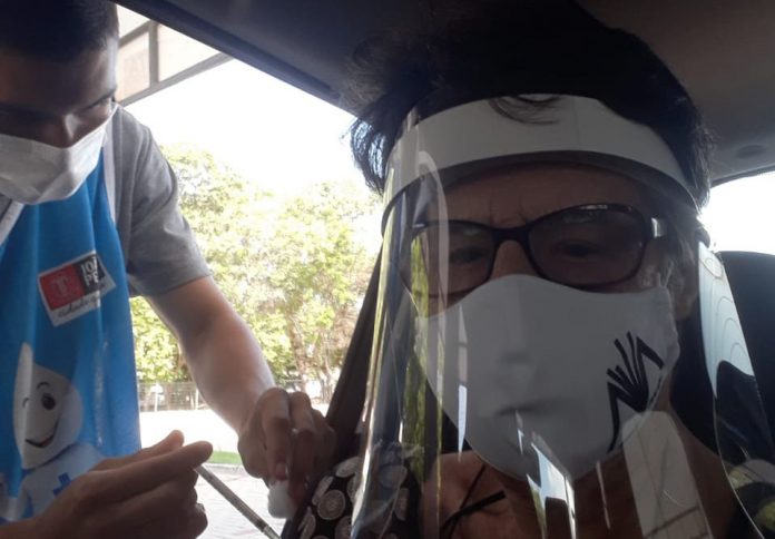 Escritora Maria Valéria Rezende é vacinada contra a Covid-19 e manda mensagem de esperança