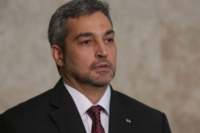 Criticado por condução da pandemia, Abdo escapa de impeachment no Paraguai