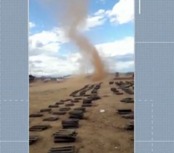 ‘Redemoinho’ derruba telhado de fábrica de cerâmica no interior do RN; veja vídeo