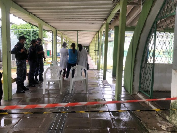 Idoso de 70 anos morre na fila da vacinação contra a Covid-19, em João Pessoa