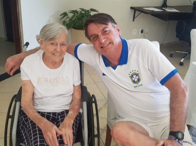 Mãe de Jair Bolsonaro recebe a segunda dose da CoronaVac