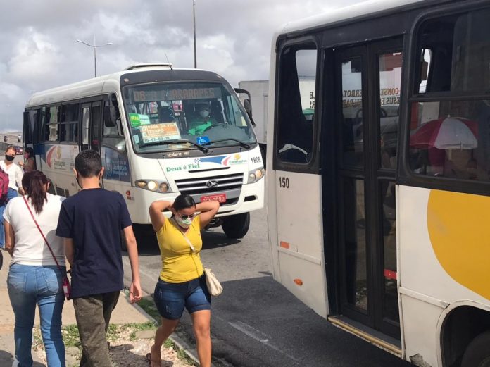 Com ônibus lotados, passageiros temem contaminação pela Covid-19 em Natal