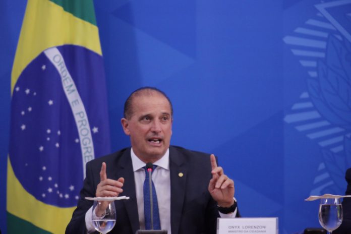 ‘Enquanto uns faziam política, nós trabalhávamos em silêncio’, diz Onyx Lorenzoni sobre Covid-19