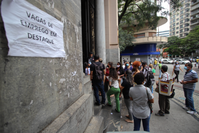 Desemprego se mantém em 14,2% e atinge 14,3 milhões de brasileiros, diz IBGE