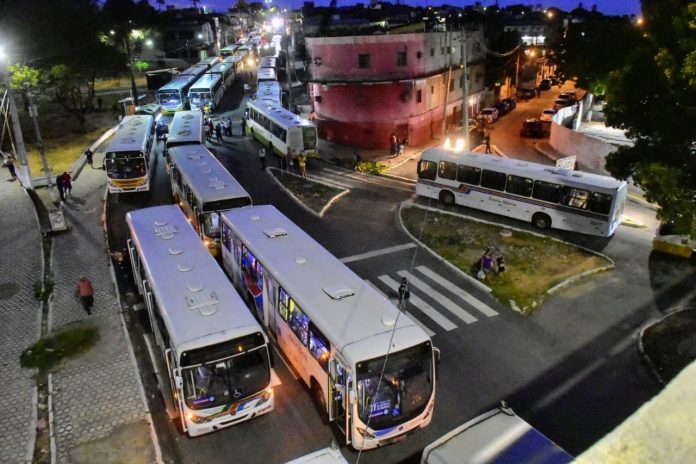 Motoristas de ônibus voltam a paralisar serviço em segundo protesto do dia em Natal