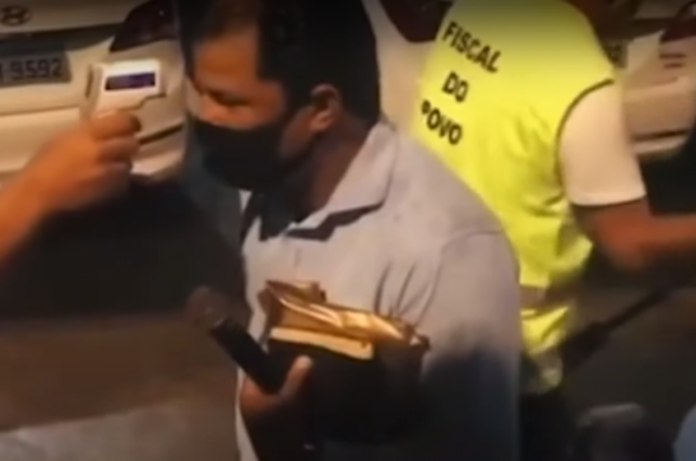 Para driblar proibição, pastor promove culto dentro de ônibus em São Paulo