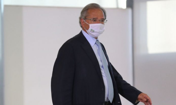 Paulo Guedes recebe primeira dose da vacina contra a Covid-19