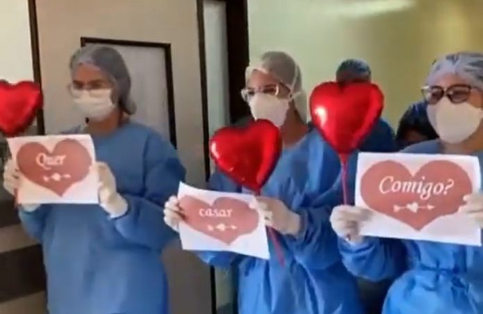 Homem recebe alta de hospital após se recuperar da Covid-19 e faz pedido de casamento, na PB