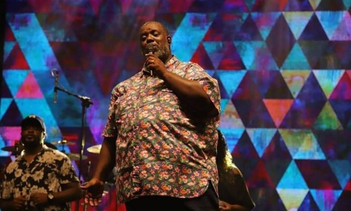 ‘Até deixar a música me abraçar, fui sapateiro, metalúrgico, cabelereiro e inspetor de alunos’, diz Péricles