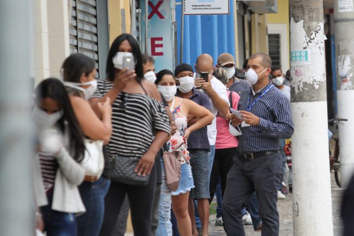 Três pacientes com Covid-19 são internados a cada dois minutos em SP