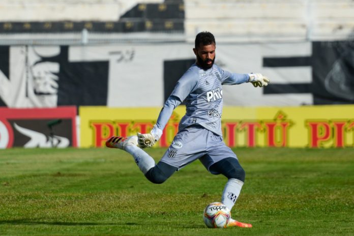Goleiro da Ponte Preta revela problemas para respirar após Covid-19: ‘Me sentia em câmera lenta’