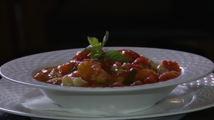 Aprenda como fazer receita de nhoque de banana da terra com molho fresco no Chef JPB