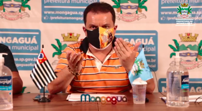 Prefeito de Mongaguá chora após morte de pai e irmão comerciantes: ‘Preferia que tivessem quebrado’