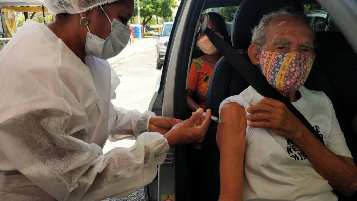 Natal inicia aplicação de segunda dose de Coronavac para idosos com 90 anos ou mais