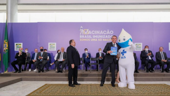 Para limpar imagem, governo dá metralhadora a Zé Gotinha e tenta vacinar o presidente