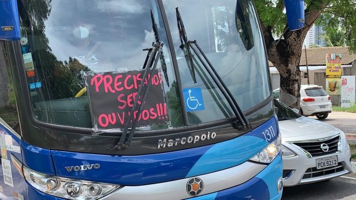 Representantes do setor de turismo realizam protesto contra medidas restritivas, em João Pessoa