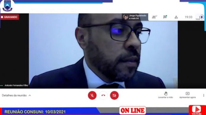 Com críticas da comunidade acadêmica, reitor nomeado da UFCG é empossado