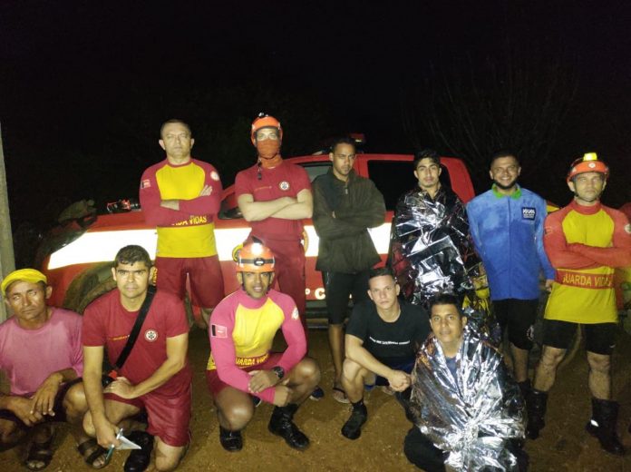 Jovens são resgatados após ficarem ilhados durante trilha no leito do Rio Paraíba