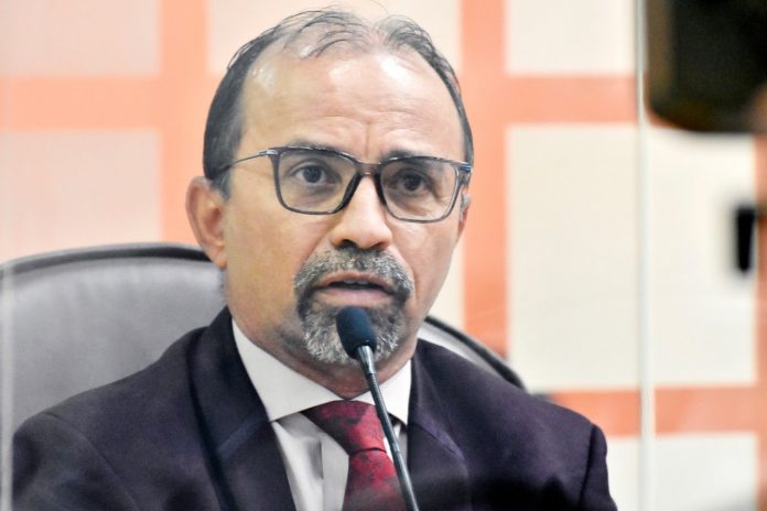 Quatro meses após decisão de cassação pelo TSE, deputado estadual continua no mandato no RN