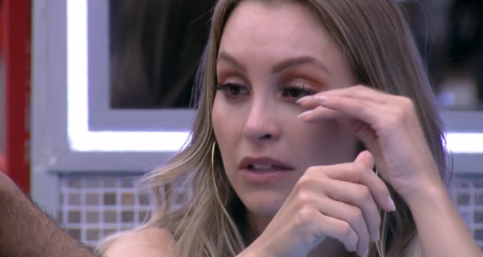 ‘BBB 21’: Festa teve selinho quádruplo, choro e desabafo de Carla Diaz com João