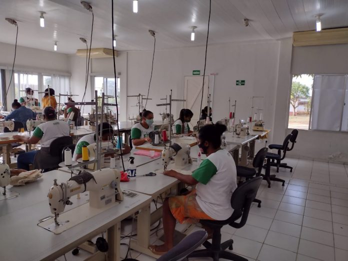Grupo de quilombolas confecciona fardamentos para a Rede Hospitalar de Ingá, no Agreste paraibano
