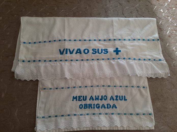 Idosa dá toalha bordada à mão para profissional que a vacinou contra Covid-19; ‘viva o SUS’, diz