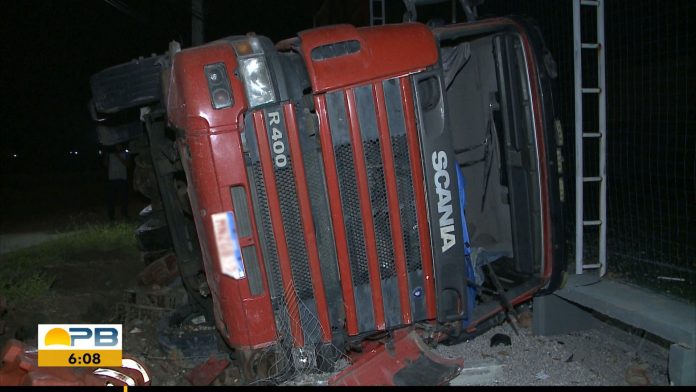 Motorista perde controle da direção e tomba caminhão na BR-230, em Cabedelo, na PB