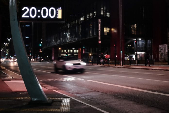 Primeira noite da Fase Emergencial em São Paulo tem ruas vazias e transporte lotado
