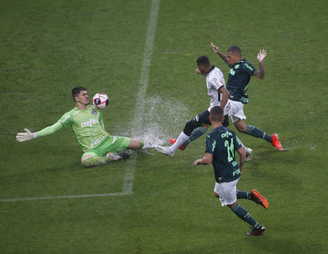 Em jogo movimentado e com muita chuva, Corinthians e Palmeiras empatam pelo Paulistão