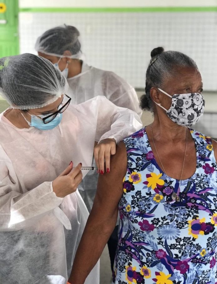 Campina Grande tem 80 pontos fixos de vacinação contra Covid-19 para idosos de 70 a 74 anos