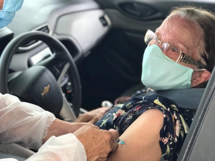 Idosos a partir de 85 anos podem ser vacinados em postos de saúde, em Campina Grande