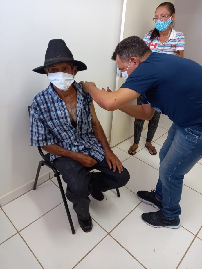 Técnico de enfermagem atravessa rio para vacinar idosa contra Covid-19; ‘dose de esperança’