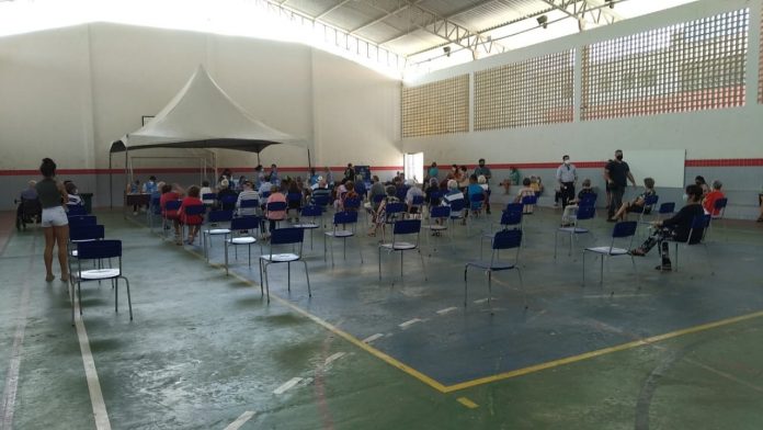 Vacinação em escolas de João Pessoa começa com atraso de cerca de 1h30 na chegada de doses