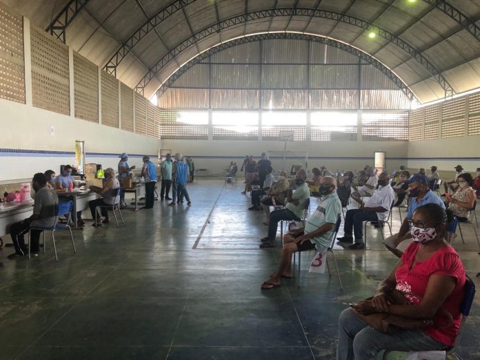 Idosos entram em escola antes do início da vacinação e provocam tumulto em fila, em João Pessoa