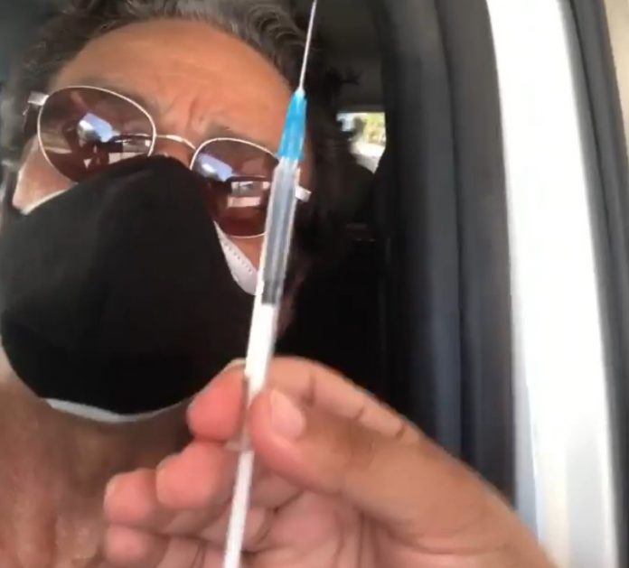 Ator Luiz Carlos Vasconcelos é vacinado contra a Covid-19, em João Pessoa