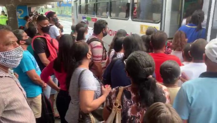 Com frota reduzida por causa do feriado, ônibus de João Pessoa circulam lotados