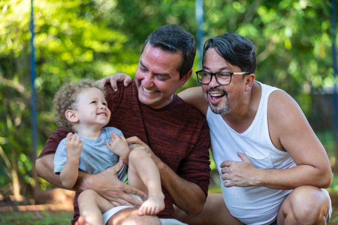 Advogado paraibano lança livro sobre paternidade e adoção em uma união homoafetiva