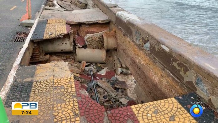 Parte da calçadinha do Cabo Branco é destruída após chuvas e maré alta, em João Pessoa