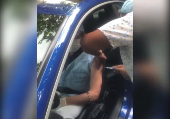 Roberto Carlos, Beth Faria e Ney Matogrosso são vacinados no Rio