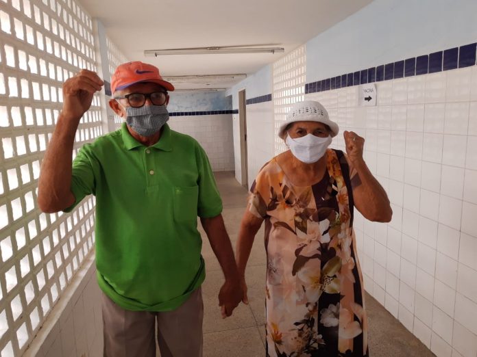 Casal é vacinado junto no primeiro dia de imunização de pessoas a partir de 80 anos em Natal: ‘Esperança pra viver mais’
